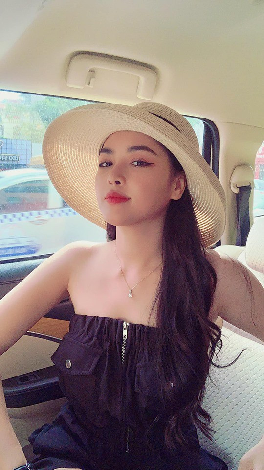 Những bức ảnh cô nàng tận hưởng bữa ăn ở resort sang chảnh hay nhà hàng đắt đỏ khiến người ta không khỏi xuýt xoa ghen tỵ.