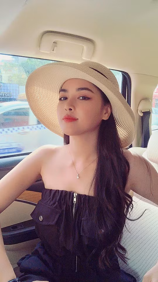 Những bức ảnh cô nàng tận hưởng bữa ăn ở resort sang chảnh hay nhà hàng đắt đỏ khiến người ta không khỏi xuýt xoa ghen tỵ.