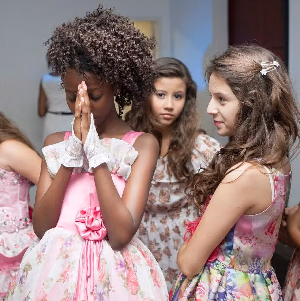 Tháng 5/2015 tại Sao Paulo, Brazil, cuộc thi sắc đẹp thường nhiên cho các cô bé lại bắt đầu. Những cô bé độ tuổi từ 8 đến 12 ở cường quốc sắc đẹp này cũng háo hức không kém gì người lớn, chuẩn bị rất tích cực cho cuộc thi. Trong ảnh là Maysa, 12 tuổi đang cầu nguyện thần may mắn sẽ mỉm cười với mình.