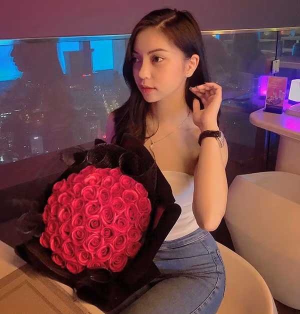 Chỉ sau 4 ngày bị bắt gặp hẹn hò đêm khuya với Nhật Lê, cầu thủ Quang Hải đã ra mắt bạn gái mới Huỳnh Anh với bạn bè trong sinh nhật của thủ môn Bùi Tiến Dũng.