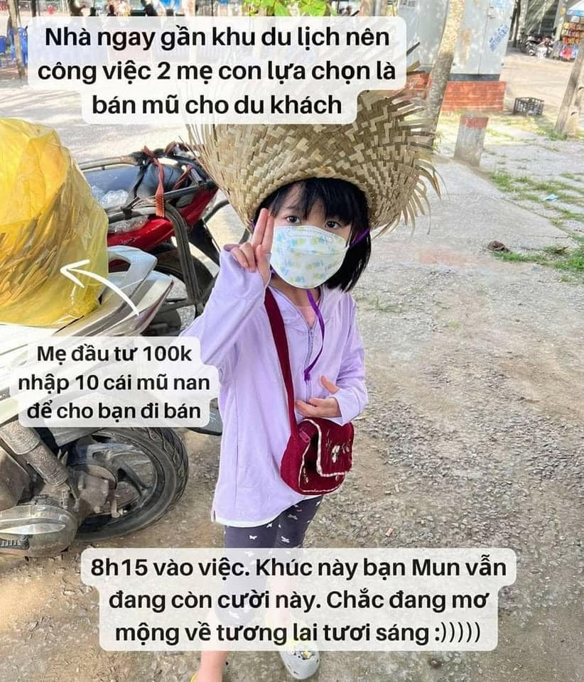 Nhà ngay gần khu du lịch nên công việc 2 mẹ con lựa chọn là bán mũ cho du khách.