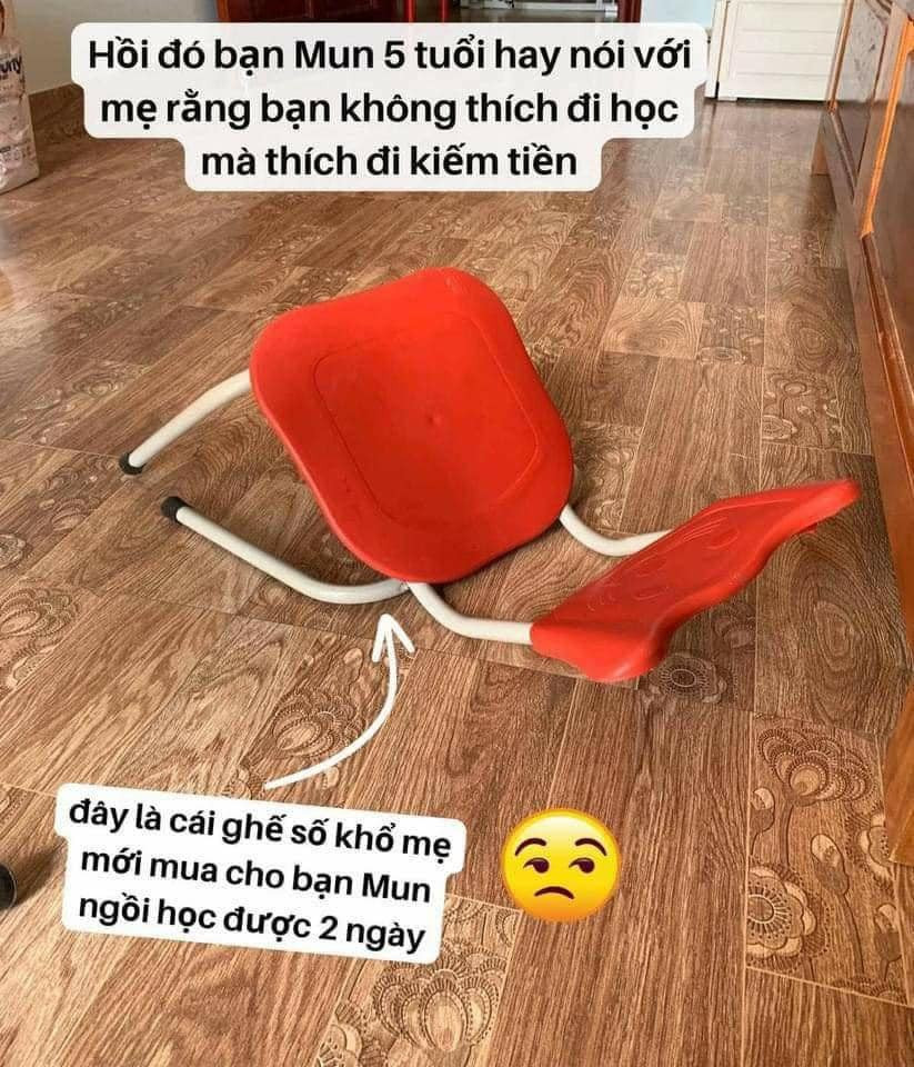 Theo đó, ban đầu bạn Mun - con gái của bà mẹ nói trên không muốn đi học, thậm chí chiếc ghế được mẹ mua cho để ngồi học còn bị Mun làm hỏng.