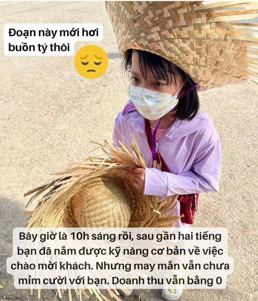 Tuy nhiên gần hết cả buổi sáng nhưng em vẫn chưa bán được cái mũ nào, giữa thời tiết khá nóng nực thì việc đi đi lại lại đã khiến cô bé bắt đầu thấm mệt.