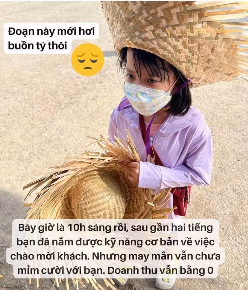 Tuy nhiên gần hết cả buổi sáng nhưng em vẫn chưa bán được cái mũ nào, giữa thời tiết khá nóng nực thì việc đi đi lại lại đã khiến cô bé bắt đầu thấm mệt.