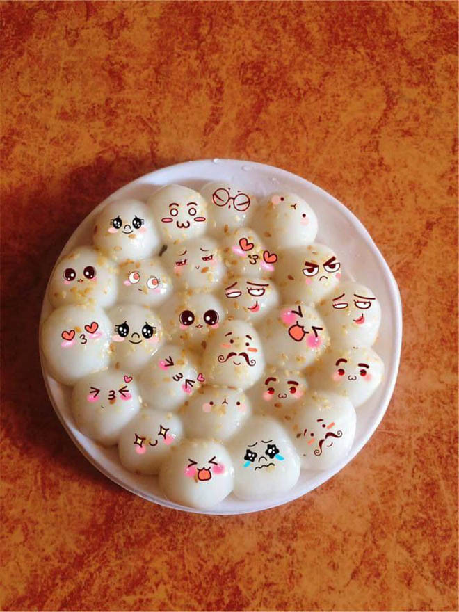 Khi sản phẩm nấu nướng không như mong muốn, các chị em rất nhanh trí chèn thêm sticker vào cho xinh.