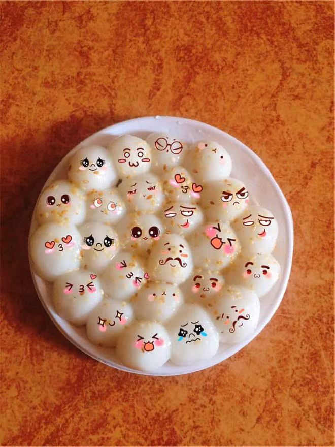 Khi sản phẩm nấu nướng không như mong muốn, các chị em rất nhanh trí chèn thêm sticker vào cho xinh.