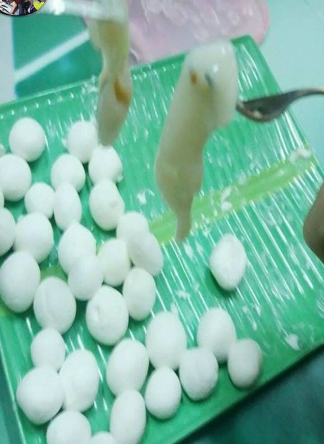 Ngày 3/3 âm lịch chính là Tết Hàn thực với phong tục cúng bánh trôi, bánh chay. Thay vì chọn cách ra chợ mua một hộp bánh trôi bánh chay về thì nhiều chị em cũng muốn thể hiện tài nữ công gia chánh. Nhưng có vẻ như chắc có lẽ thành phẩm thế này thì vẫn cần phải ra chợ mua ngay hộp bánh về rồi.