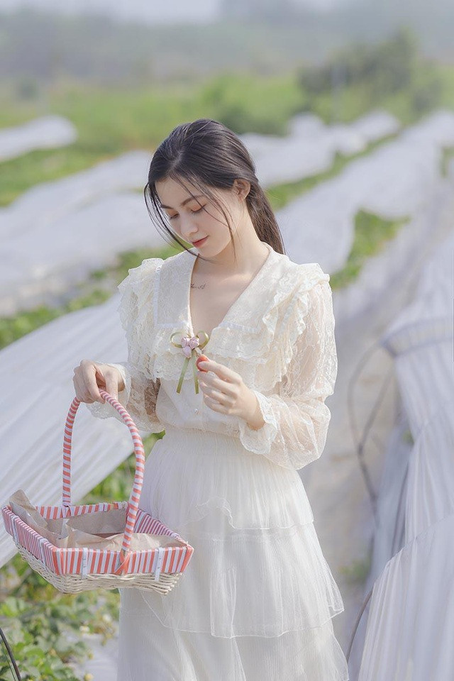 Mới đây, bộ ảnh thực hiện trong vườn dâu của Khánh Linh được đăng tải thu hút sự chú ý của cộng đồng mạng. Cách trang điểm nhẹ nhàng, buộc tóc đơn giản, bộ váy trắng dài thướt tha cùng nước da trắng mướt khiến hot girl sinh năm 1995 được ví trong trẻo như sương mai.