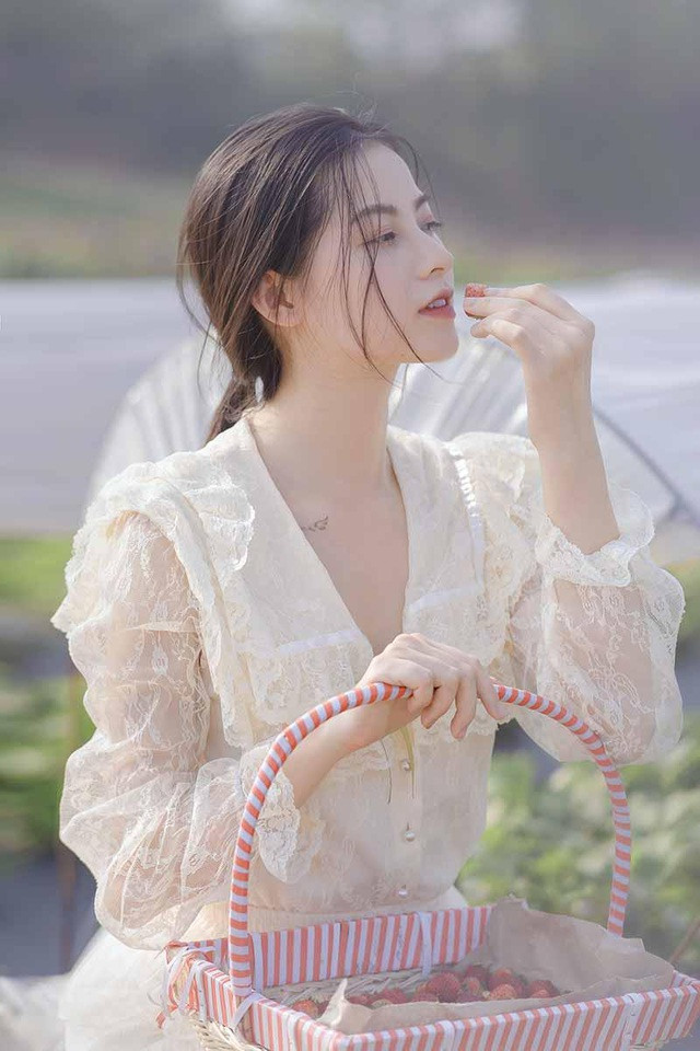 Sống mũi cao, đôi mắt mơ màng cùng đôi môi mọng đỏ của Khánh Linh tạo thành góc nghiêng thần thánh, ai nhìn cũng phải "đứng hình mất 5 giây". Bên cạnh đó, biểu cảm cực đáng yêu của hot girl cũng được dân mạng khen ngợi.