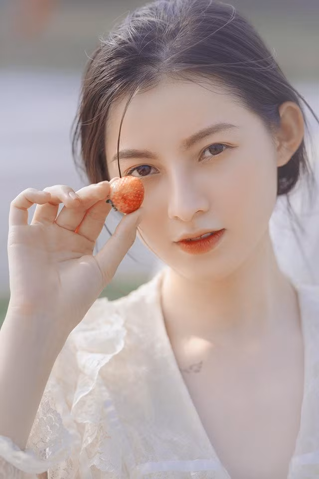 Phạm Khánh Linh (SN 1995) là một hot girl Bắc Giang có tiếng trên mạng xã hội. Trang cá nhân của cô nàng hiện sở hữu hơn 15.000 lượt theo dõi, mỗi bài viết đều nhận được lượng tương tác cực lớn.