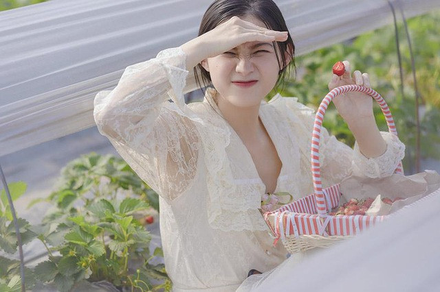 Hiện tại, dịch Covid-19 đang diễn biến phức tạp nên Linh hạn chế ra ngoài, luôn tuân thủ tuyệt đối nguyên tắc phòng dịch của Bộ Y tế để đảm bảo an toàn cho bản thân và cộng đồng. Từ khi có dịch, cô cũng ở lại Hà Nội chứ chưa về quê, hạn chế đi lại.