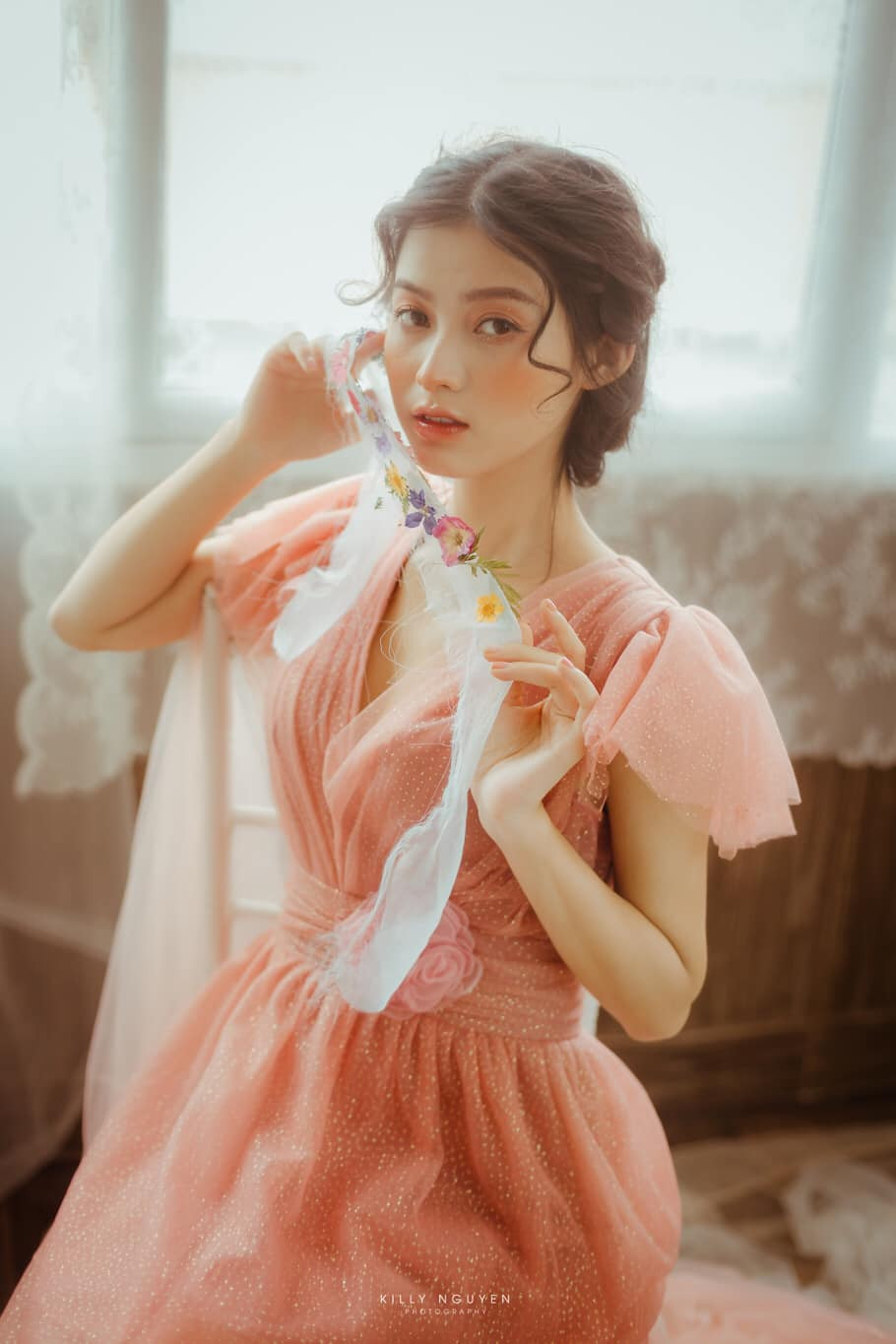 Công việc làm mẫu ảnh giúp hot girl tự tin hơn trong giao tiếp, được đi nhiều nơi và có thêm thu nhập. Những lúc rảnh, Khánh Linh thường dành thời gian đi du lịch, khám phá đó đây để trau dồi thêm vốn sống, kiến thức cần thiết.