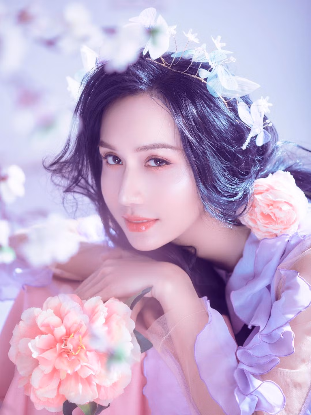 Không còn e ấp, giấu diếm nữ ca sĩ chuyển giới này đã táo bạo hơn khi khoe vòng một căng tràn.