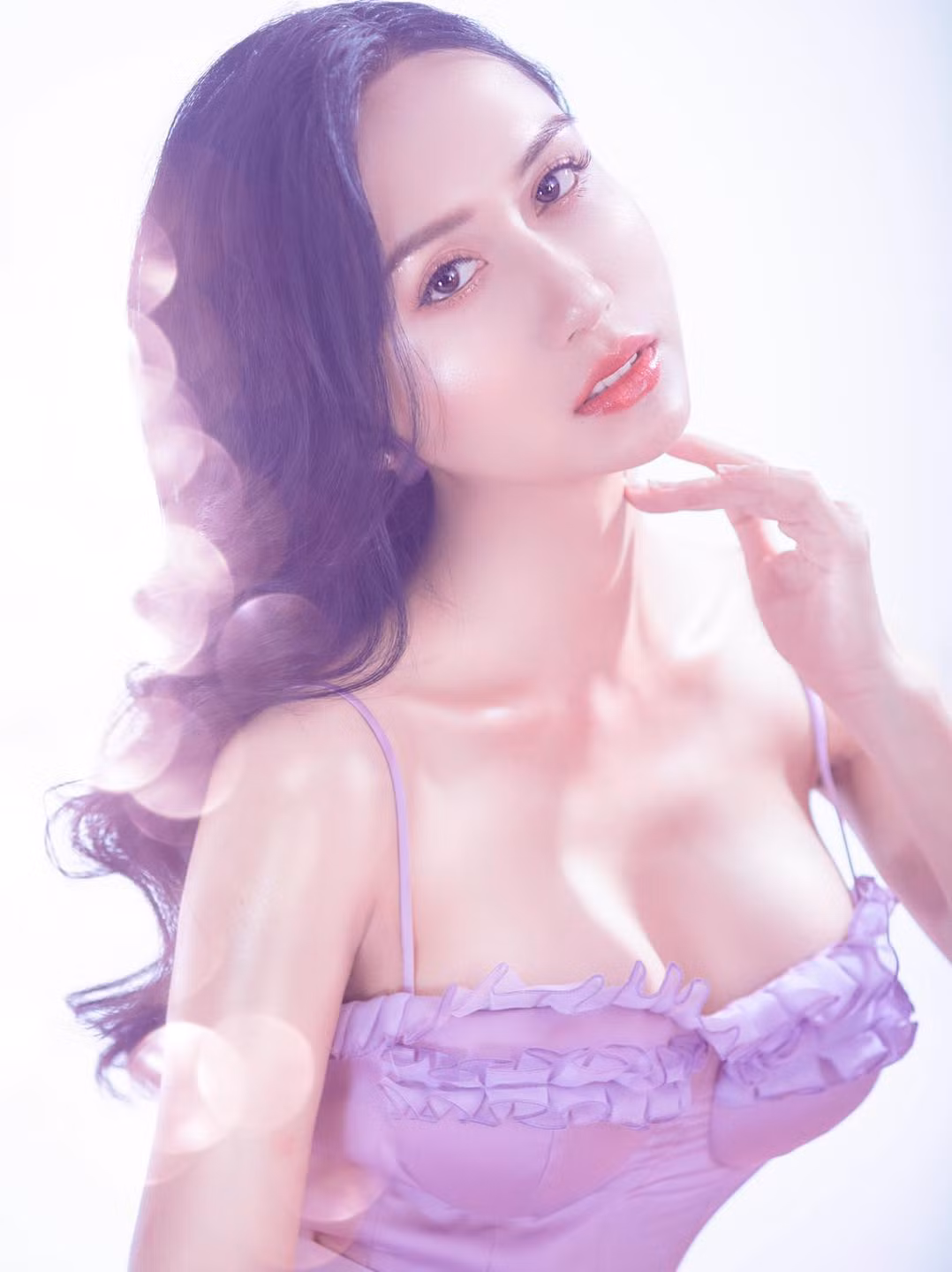 Trở thành nữ giới, Lynk Lee cũng thường xuyên đăng tải nhiều bộ ảnh mới rất nữ tính và xinh đẹp.