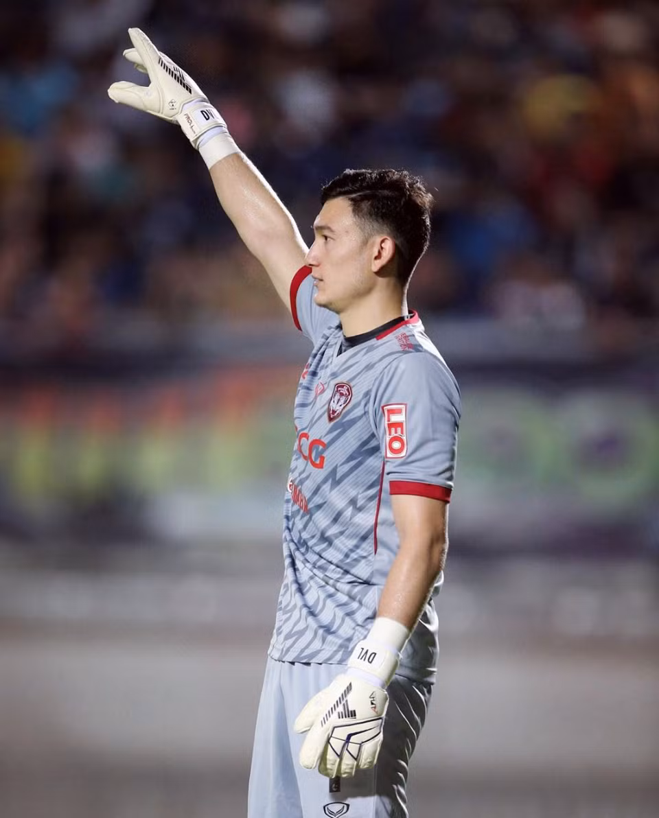 Đặng Văn Lâm (sinh năm 1993) là thủ môn mang hai dòng máu Việt - Nga và sinh ra tại xứ bạch dương. Anh trở về thi đấu cho CLB Hải Phòng từ năm 2015. Đầu năm 2019, Văn Lâm đầu quân cho CLB Muangthong United với bản hợp đồng trị giá 500.000 USD.