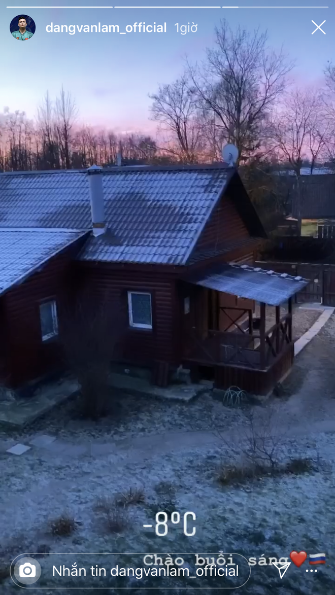 Khi xuống sân bay, Văn Lâm đã chạy tới ôm chầm lấy mẹ. Với lịch thi đấu và luyện tập căng thẳng, thủ thành lai Nga không thể thường xuyên về nhà, trong khi đó, bà Jukova Olga lại không đi được máy bay nên không thể sang Việt Nam hay Thái Lan thăm con.