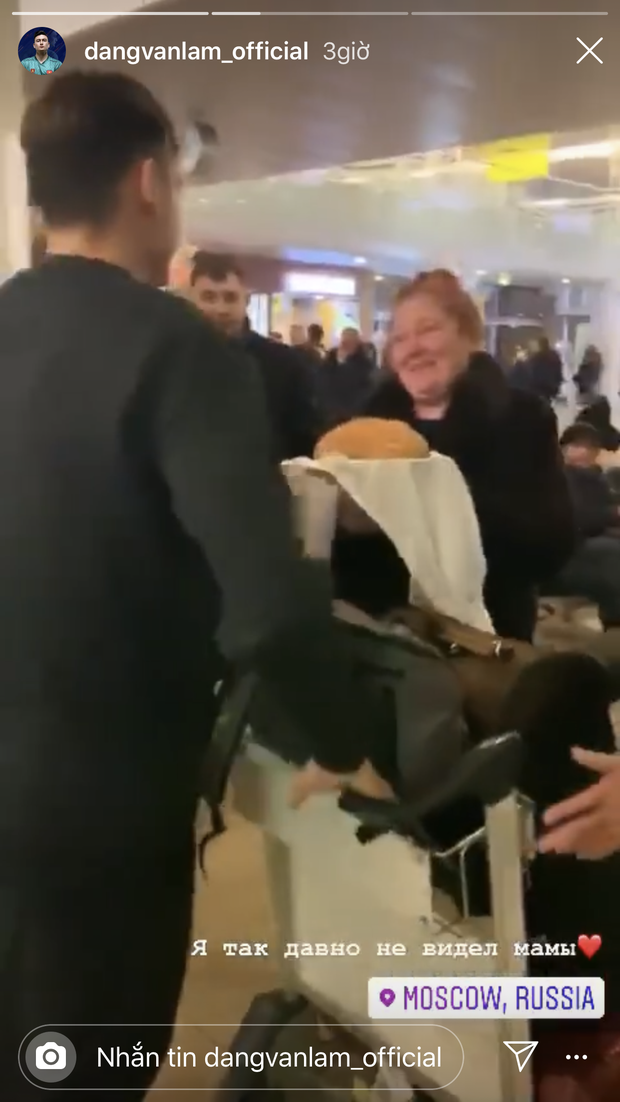 Trên trang Instagram cá nhân, Văn Lâm chia sẻ khoảnh khắc hạnh phúc khi gặp lại mẹ, bà Jukova Olga. Mẹ Lâm Tây còn mang món bánh truyền thống của Nga tới đón con.