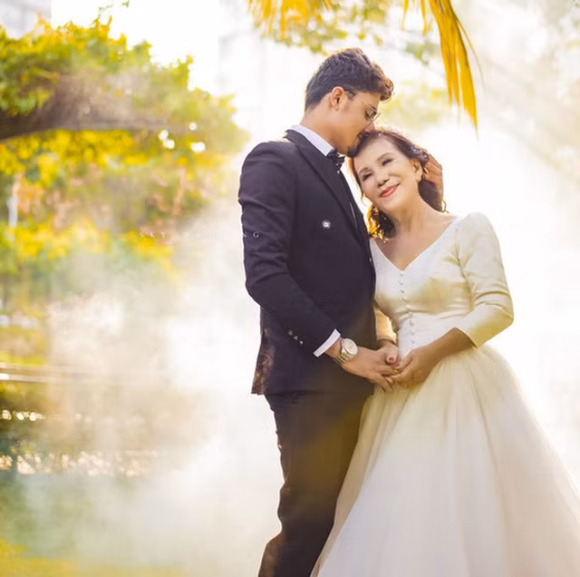 Tuy nhiên, bản thân chị và chồng vẫn sống rất hạnh phúc, không hề có chuyện anh Joni chán nản vì chuyện tình cảm trục trặc.