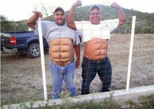 Lợi dụng hàng rào thép, hai người đàn ông này chẳng ngại ngần mà khoe cơ bụng 8 múi!