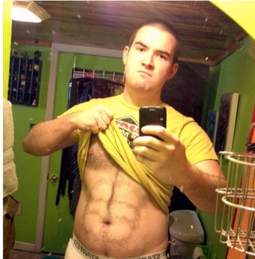 Dùng lông để tạo hình, chàng trai này tự hào khoe cơ thể.