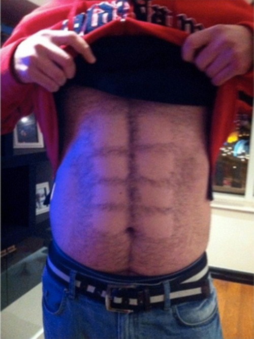 Thêm một chàng trai nữa ham hố bụng 6 múi bằng cách cạo lông.