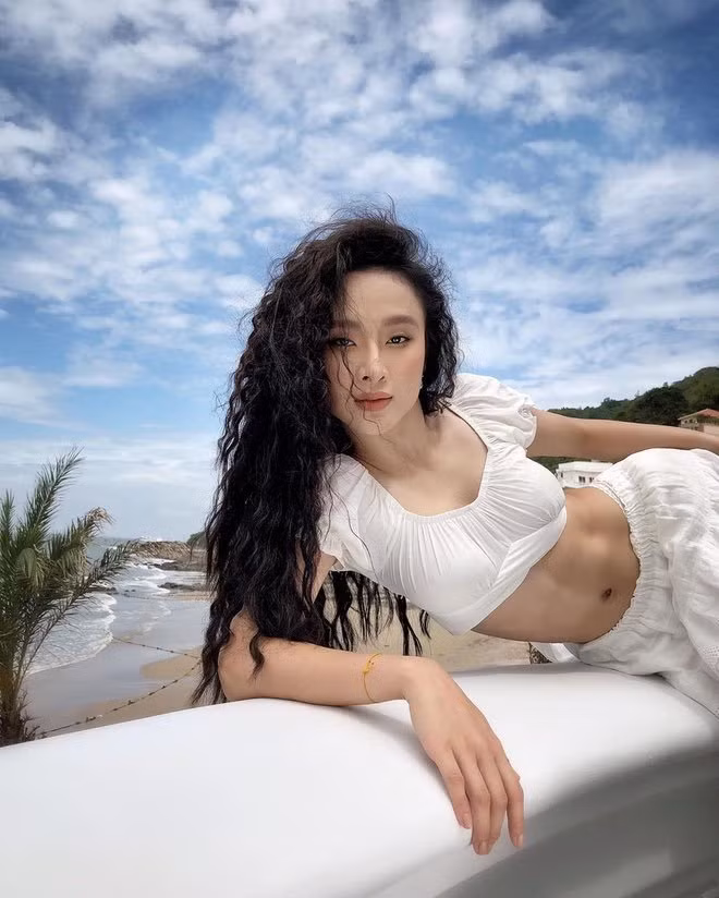 Sở hữu vóc dáng mặn mà cùng cơ bụng săn chắc, các người đẹp đình đám cũng từng khiến dân tình trầm trồ khi chia sẻ về những tháng ngày năng nổ tập gym.