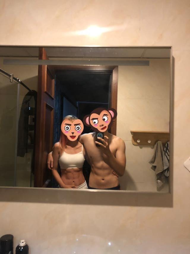 Khởi My cũng từng có một thời gian hăng say đi đến phòng tập. Cô cùng ông xã Kelvin Khánh tích cực chia sẻ những bức ảnh "xịn sò" khoe vóc dáng săn chắc lộ 6 múi khiến người xem "há hốc mồm". Hiện tại, số đo vòng eo của nữ ca sĩ đang thuộc top đẹp và đỉnh nhất dàn mỹ nhân Vbiz.