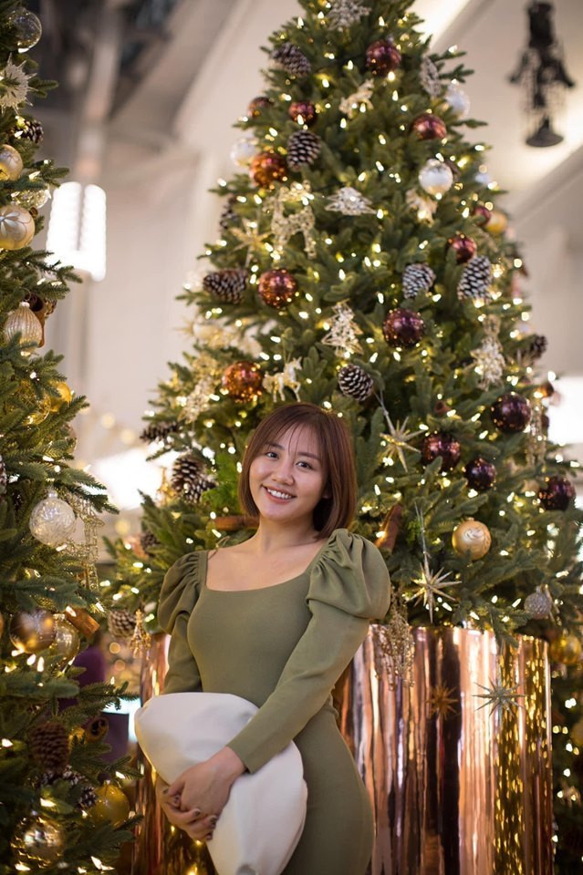 Ông trời không phụ lòng người, sau một khoảng thời gian không ngừng tập luyện giảm cân, Văn Mai Hương ở thời điểm hiện tại đã có thể hình đẹp hơn xưa. Nữ ca sĩ hoàn toàn tự tin khi diện những chiếc đầm ôm sát, khoe đường cong cơ thể.