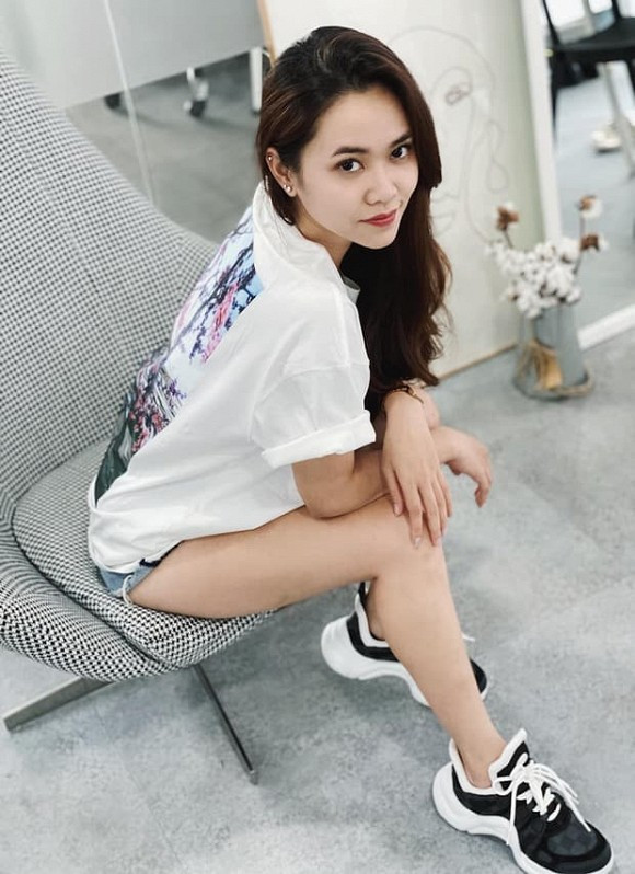 Thiên Tâm đôi khi cũng cực kỳ cá tính khi diện áo phông và giày thể thao.