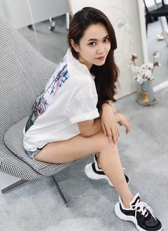 Thiên Tâm đôi khi cũng cực kỳ cá tính khi diện áo phông và giày thể thao.