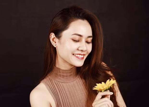 Đường nét trên khuôn mặt cô nàng khá sắc sảo.