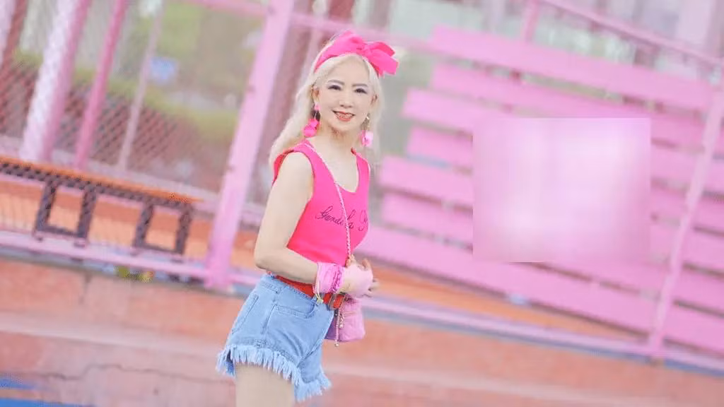 Bà Anh Tử cũng không ngại diện những bộ đồ có tone màu sặc sỡ. Kết hợp áo thun, quần jean cùng phụ kiện túi xách, cài tóc hay bông tai màu hồng, trông bà chỉ như cô gái trẻ tuổi đôi mươi.