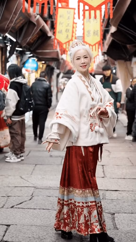 Cho dù mặc trang phục thời xưa của Trung Quốc hay váy kiểu, quần áo phong cách hiện đại, bà Anh Tử vẫn toát lên được sự tự tin, tràn đầy sức sống.