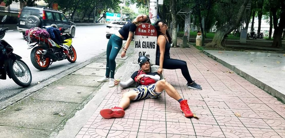 Đi hàng trăm cây số 1 ngày nên việc mệt mỏi, cần một giấc ngủ vội là điều thường thấy của hội đi phượt. Chính vì vậy, những thanh niên này thường tiện đâu ngủ đấy, quán xa, dọc đường,...nơi đâu cũng là nhà.