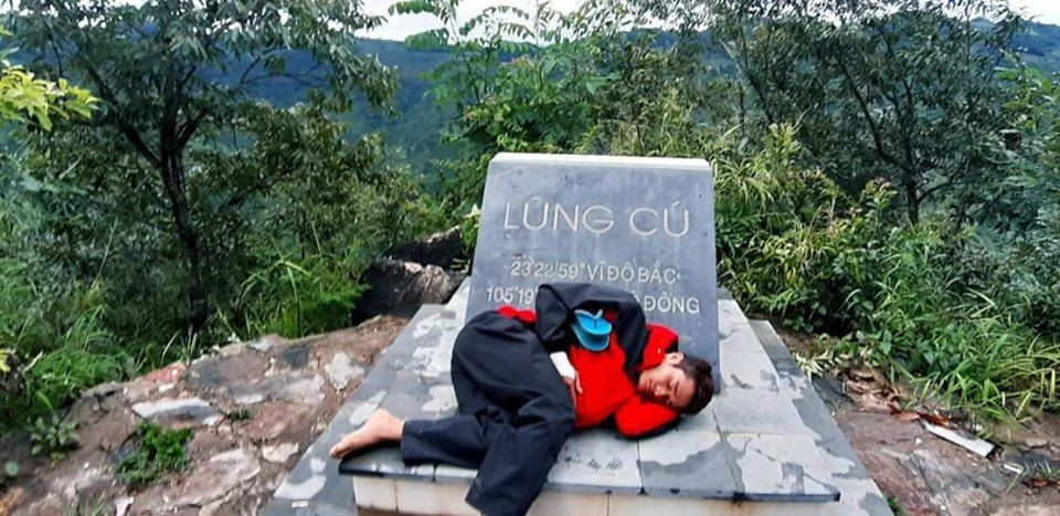 Anh chàng phượt thủ có bức ảnh check-in để đời, ngủ ngay ở cột mốc Lũng Cú, dép vẫn kẹp trên nách vì sợ mất.