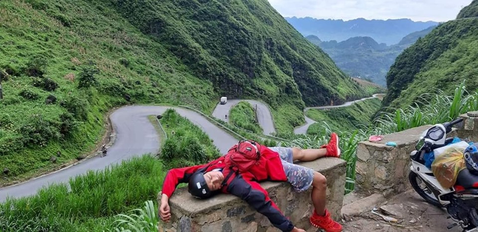 Vì quá mệt mỏi, các anh chàng phượt thủ tận dụng mọi địa hình để dựng xe, chợp mắt rồi tiếp tục lên đường. Có lẽ vì châm ngôn "ăn tranh thủ, ngủ khẩn trương" nên đôi khi mũ bảo hiểm cũng không kịp bỏ ra.