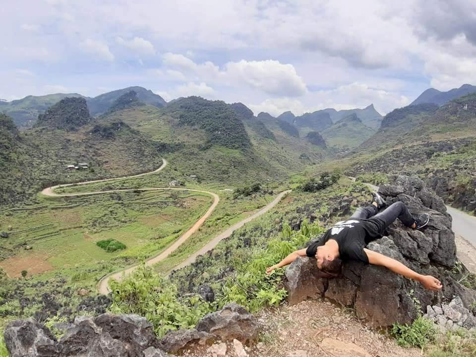 Chắc chắn đây chỉ là một tấm hình vui để check-in mà thôi bởi chẳng phượt thủ nào ngủ trên mỏm đá như thế này vì quá nguy hiểm.