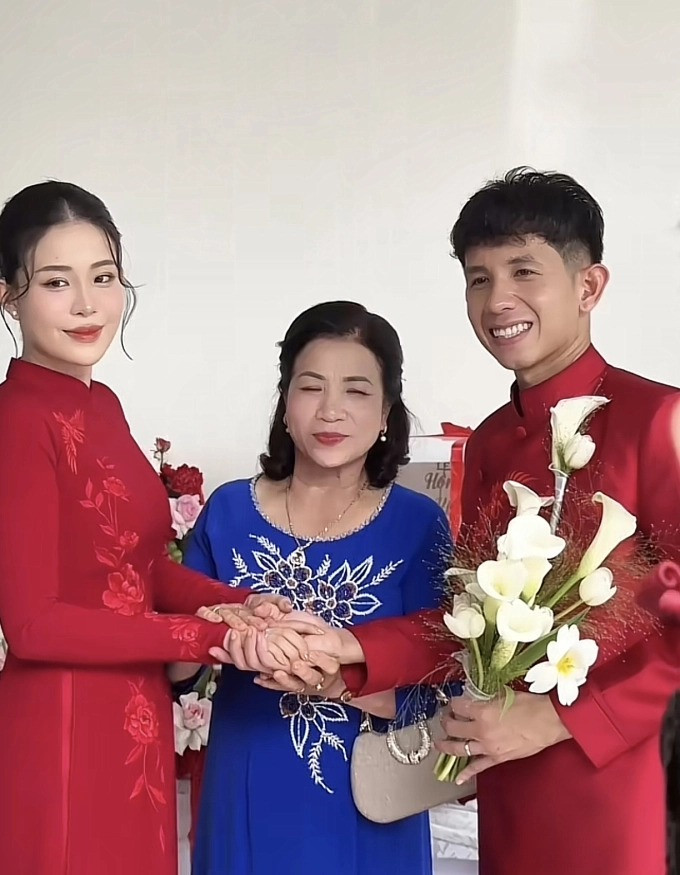 Được biết Hồng Duy và Kiều Oanh hẹn hò từ năm 2020, nhưng cả hai tương đối kín tiếng. Người hâm mộ chỉ bắt gặp một số hình ảnh ít ỏi về chuyện tình của cặp đôi từ những bức ảnh không lộ mặt bạn gái được Hồng Duy đăng tải.