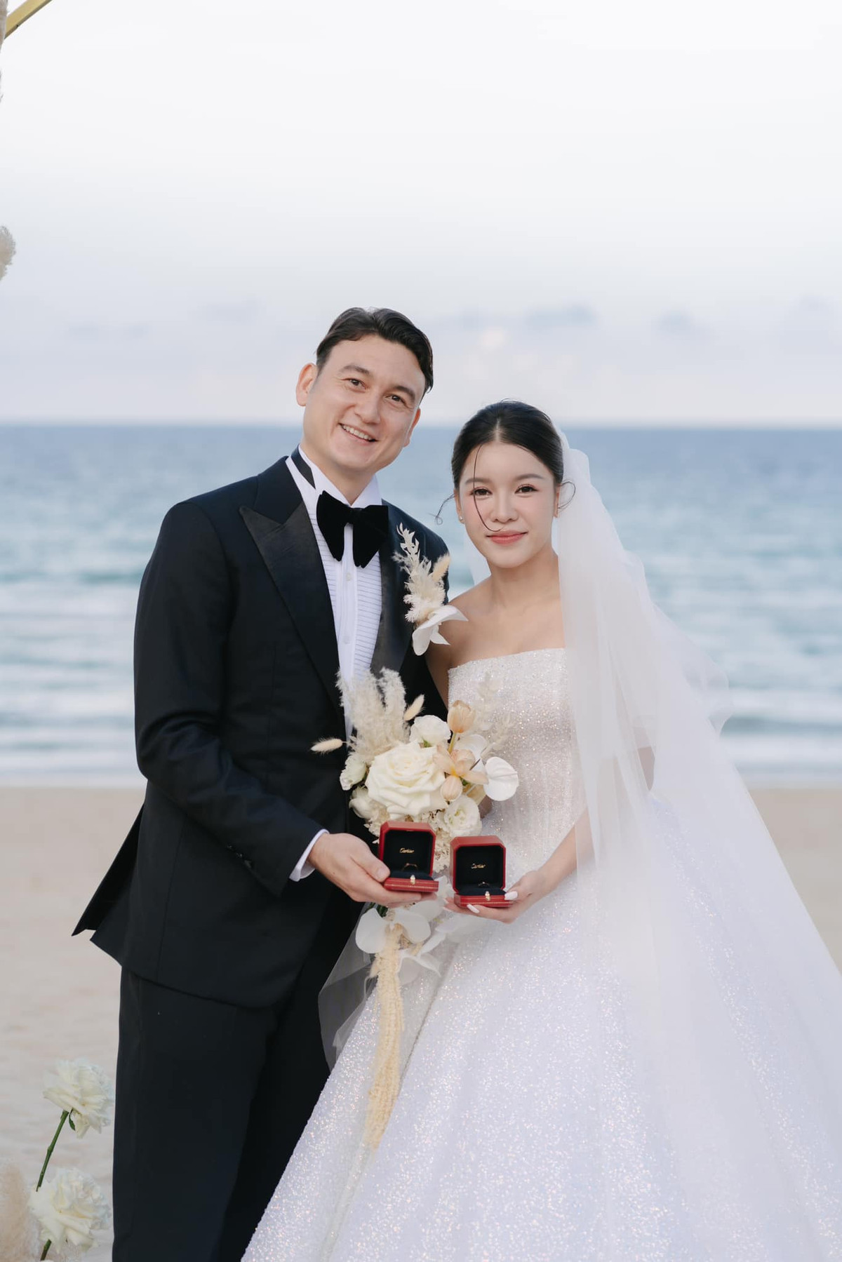 Cách tổ chức ngày trọng đại riêng tư cũng như cách họ bên nhau suốt 6 năm qua. Nhiều người đã gửi lời chúc phúc đến cặp đôi dưới những hình ảnh được đăng tải.