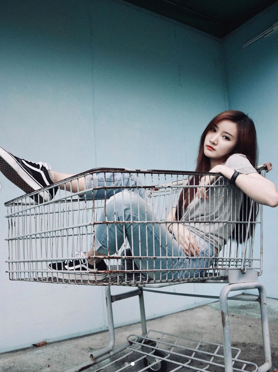 Trái ngược với trào lưu theo đuổi phong cách ăn mặc sexy thường thấy, cô nàng hot girl Lào đình đám lại lựa chọn phong cách giản dị, trẻ trung, khoẻ khoắn phù hợp với nhan sắc dịu dàng.