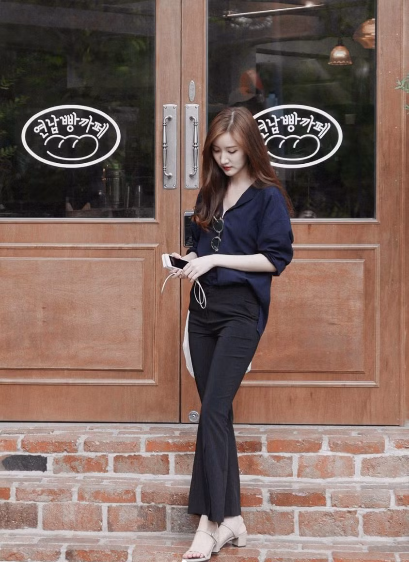 Cô nàng có phong cách ăn mặc trẻ trung, tinh nghịch đôi khi cũng không kém phần dịu dàng. Sơ mi trơn tối giản cùng quần jean hoặc quần ốc loe, áo thun in hình ngộ nghĩnh và giày thể thao là 2 style thường xuyên được Panda diện.