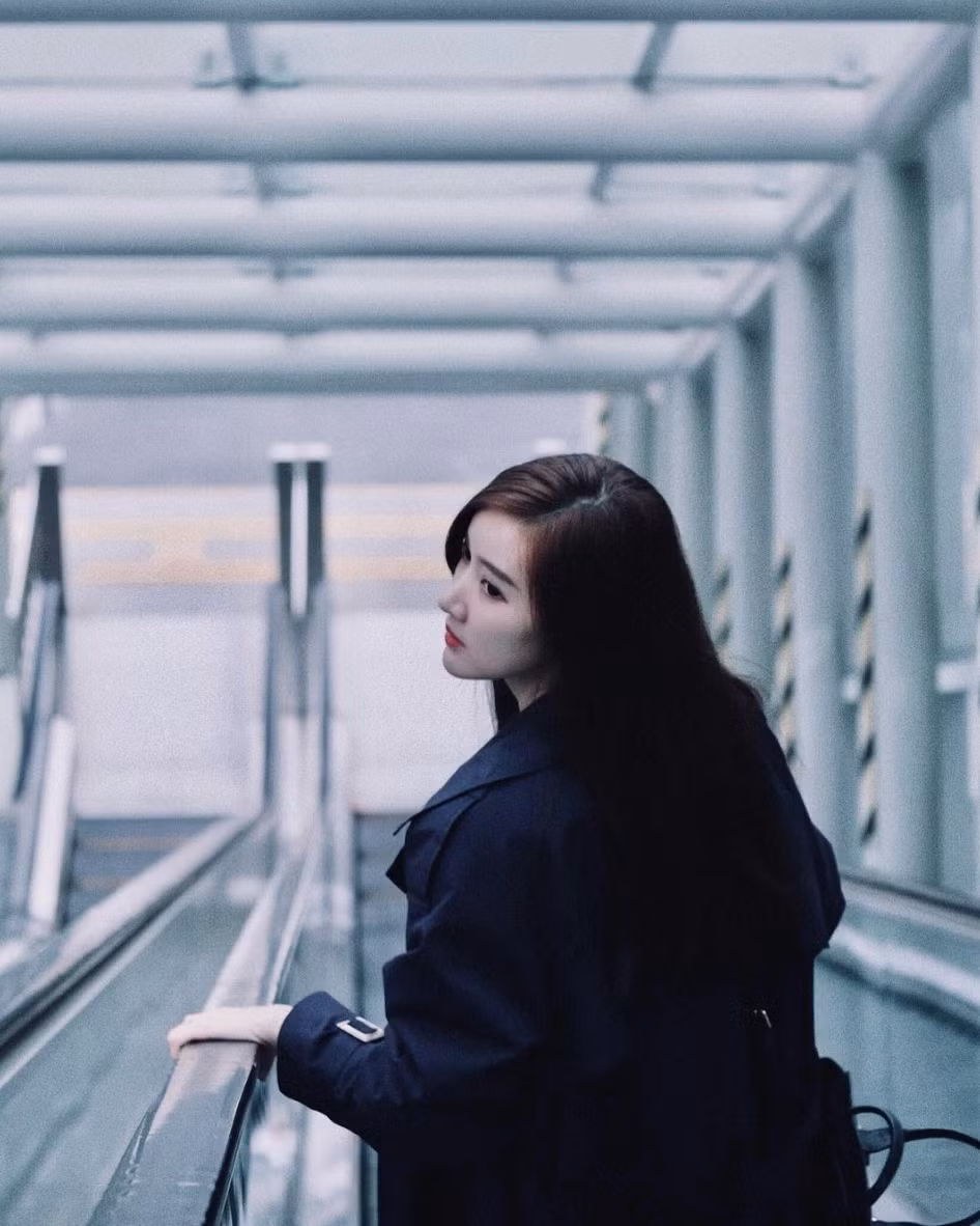 Ngoài đi học, hot girl xứ triệu voi cũng tham gia làm mẫu ảnh cho một số nhãn hiệu thời trang. Cô nàng thường xuyên nhận được lời mời từ nhiếp ảnh gia để thực hiện các bộ ảnh trong trẻo, tươi sáng.