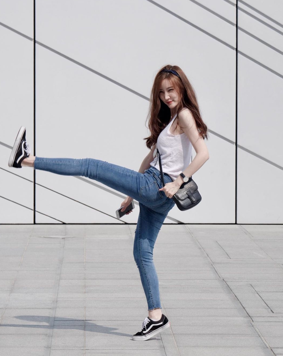 Hiện tại, hot girl người Lào đang theo học tại trường ĐH Ewha Womans, Hàn Quốc. Có lẽ vì học tập tại xứ sở Kim Chi lâu nên phong cách ăn mặc và trang điểm của Panda Fonnapha chịu ảnh hưởng rất nhiều.