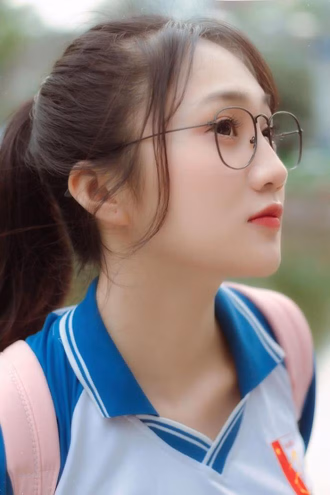 Mỹ Hồng sở hữu góc nghiêng ấn tượng với sống mũi cao, làn da mịn màng. Trên trang cá nhân, Mỹ Hồng cũng thường xuyên đăng tải những hình ảnh cuộc sống đời thường và nhận được nhiều lượt tương tác. (Ảnh: Hưng Nguyễn)