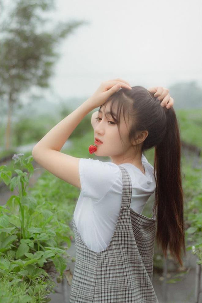 Dù ăn mặc giản dị nhưng Mỹ Hồng vẫn cực kỳ nổi bật với làn da trắng sứ, nụ cười xinh duyên dáng. Phong cách thời trang Mỹ Hồng hướng đến chính là sự thanh lịch, đơn giản nhưng vẫn phù hợp với từng hoàn cảnh nhất định. (Ảnh: Hưng Nguyễn)