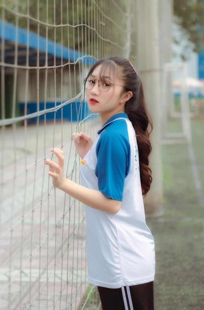 Mỹ Hồng cũng cho biết, bản thân rất thích đọc sách để trau dồi thêm vốn kiến thức. Khi chìm vào thế giới sách, Hồng hiểu rằng những gì mà mình biết chỉ như một hạt cát nhỏ bé giữa đại dương bao la. (Ảnh: Hưng Nguyễn)