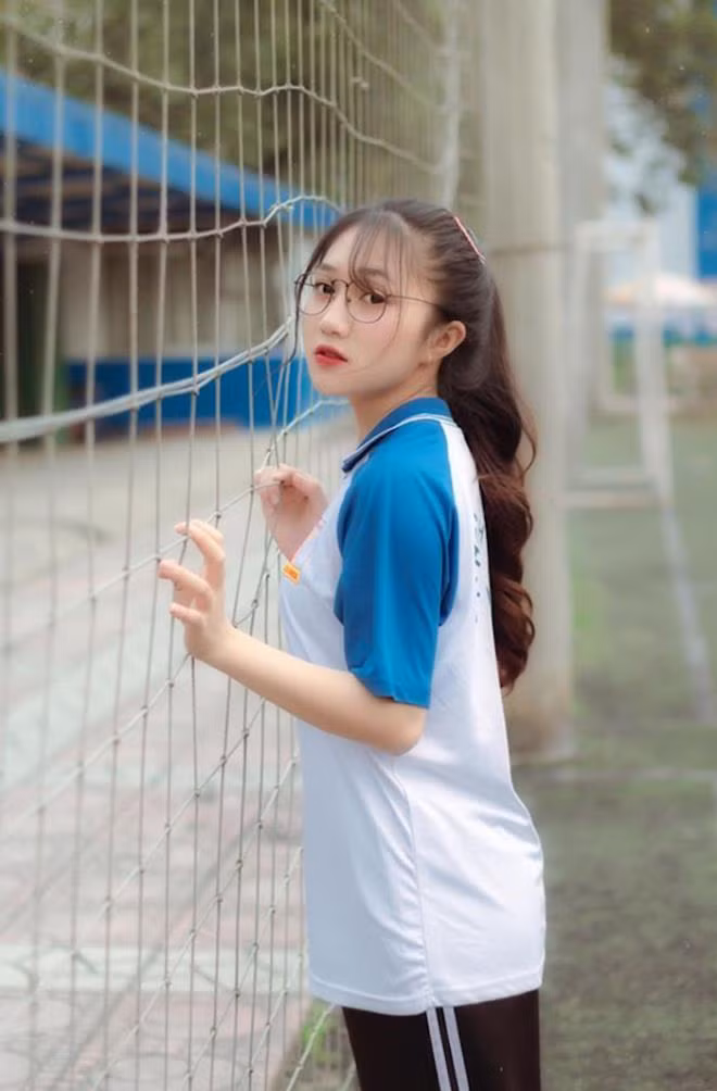 Mỹ Hồng cũng cho biết, bản thân rất thích đọc sách để trau dồi thêm vốn kiến thức. Khi chìm vào thế giới sách, Hồng hiểu rằng những gì mà mình biết chỉ như một hạt cát nhỏ bé giữa đại dương bao la. (Ảnh: Hưng Nguyễn)