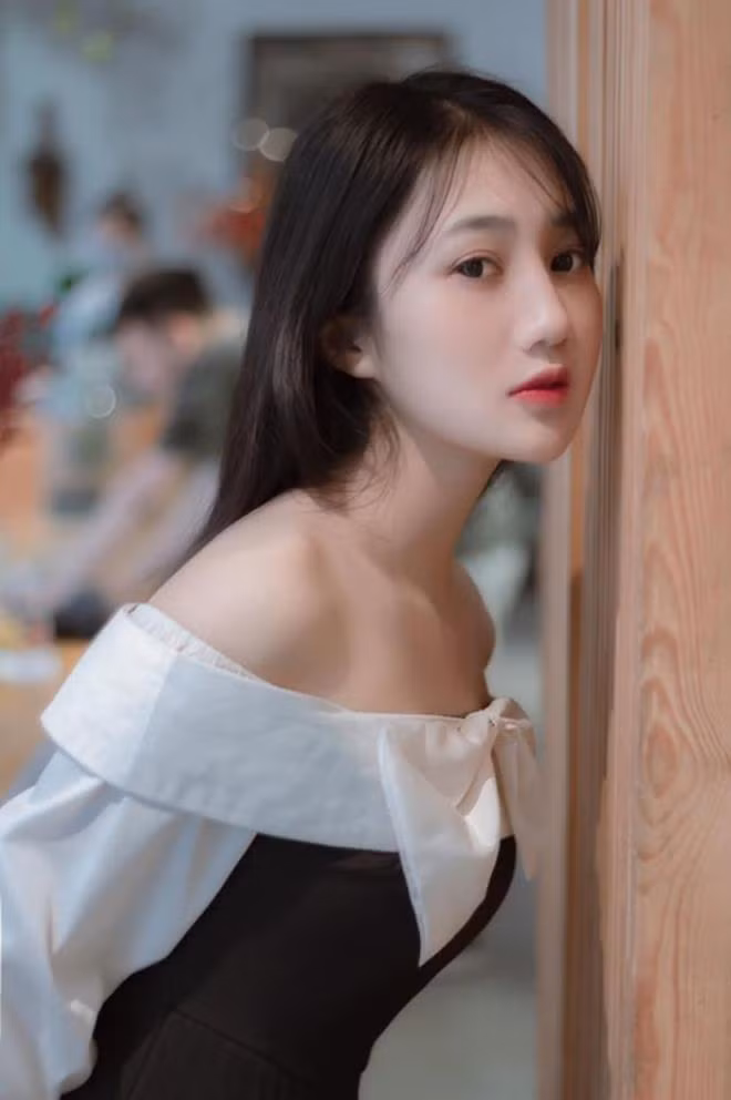 Ngoài thời gian dành cho công việc văn phòng, Mỹ Hồng thử sức với vai trò người mẫu ảnh. Mỹ Hồng trở nên tự tin và biết được những góc chụp đẹp của bản thân. (Ảnh: Hưng Nguyễn)