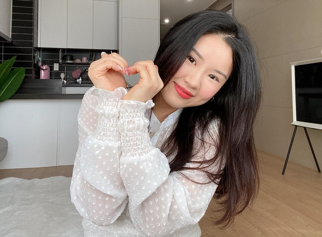 Hyeri cho biết do không thích ra khỏi nhà nên bản thân khó có cơ hội để bắt đầu một mối quan hệ mới. Cô nàng cảm thấy phiền phức bởi mỗi lần hẹn hò phải tốn quá nhiều thời gian chọn đồ và trang điểm.