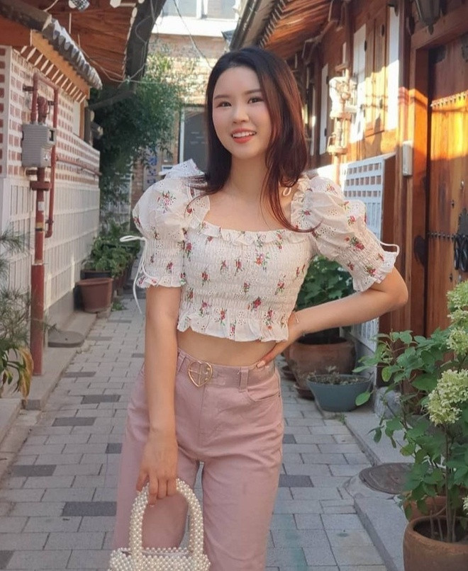 Mới đây, Hyeri gây chú ý khi đăng clip "7 lý do mình không hẹn hò". Trong vlog dài gần 8 phút, hot girl xứ kim chi khiến nhiều người bất ngờ khi bộc bạch về chuyện 6 năm qua cô chọn "độc thân vui tính" thay vì yêu đương.